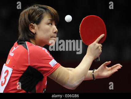 Tokyo, Japon. 4 mai, 2014. Le Japon de Ishigaki Yuka joue contre Lee Ho Ching de Chine à Hong Kong au cours de la demi-finale d'un groupe de femmes dans le Zen Noh 2014 Championnats du Monde de Tennis de Table à Tokyo, Japon, le 4 mai 2014. Credit : Stringer/Xinhua/Alamy Live News Banque D'Images