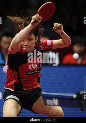 Tokyo, Japon. 4 mai, 2014. Le Japon de Ishigaki Yuka joue contre Lee Ho Ching de Chine à Hong Kong au cours de la demi-finale d'un groupe de femmes dans le Zen Noh 2014 Championnats du Monde de Tennis de Table à Tokyo, Japon, le 4 mai 2014. Credit : Stringer/Xinhua/Alamy Live News Banque D'Images