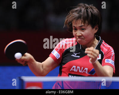 Tokyo, Japon. 4 mai, 2014. Sayaka Hirano du Japon joue contre NG Wing Nam de Chine à Hong Kong au cours de la demi-finale d'un groupe de femmes dans le Zen Noh 2014 Championnats du Monde de Tennis de Table à Tokyo, Japon, le 4 mai 2014. Credit : Stringer/Xinhua/Alamy Live News Banque D'Images