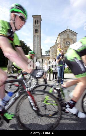 Wilton, UK. 04 mai, 2014. Les cyclistes professionnels de premier plan dans le cycle en compétition Grand Prix Willtshire passer l'Italianate Eglise St Mary et St Nicholas à Wilton, en Angleterre, le dimanche 4 mai 2014. Le Wiltshire Grand Prix est une course cycliste d'élite, couvrant 101km/160km à travers la campagne, Wilshire et fait partie de la tranche supérieure de la calendrier cycliste britannique d'attirer des pilotes professionnels de haut niveau au Royaume-Uni. Crédit : archives photographiques de Parkes/Alamy Live News Banque D'Images