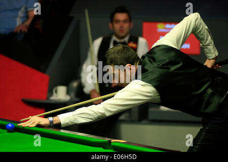 Sheffield, Royaume-Uni. 04 mai, 2014. Mark Selby en action contre le champion Ronnie O'Sullivan en 2014 Dafabet World Snooker Championship Final, (1e meilleur de sessions 35 frames a joué sur 4 séances), Crucible Theatre, Sheffield, Yorkshire, Angleterre. Credit : Jimmy Whhittee/Alamy Live News Banque D'Images