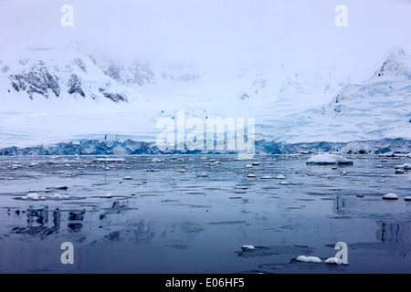 Le glacier de la plate-forme de glace couverte de neige tombant dans la mer avec la baie de brash Fournier l'Antarctique Banque D'Images