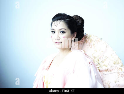 Shah Alam, Selangor, Malaisie. 4 mai, 2014. Une Fille habillée en reine amidala posent pour une photo pendant la célébration du jour de la guerre des étoiles. Dark Vador, Stormtroopers et autres personnages de Star Wars a occupé le devant de la scène que les fans de Star Wars se sont réunis pour célébrer '' 'peut le quatrième' à Raja Tun Uda Library à Shah Alam, Malaisie Crédit : Kamal Sellehuddin ZUMAPRESS.com/Alamy/Live News Banque D'Images