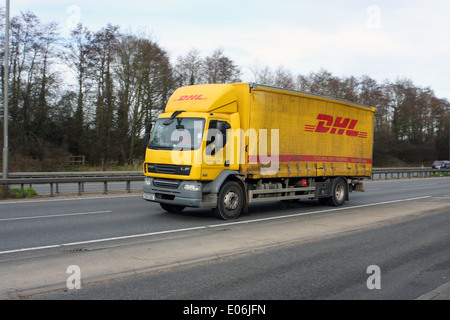 DHL un chariot qui se déplace le long de l'A12 à deux voies dans l'Essex, Angleterre Banque D'Images