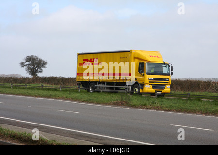 Un camion DHL qui se déplacent le long de l'A417 à deux voies dans les Cotswolds, en Angleterre. Banque D'Images