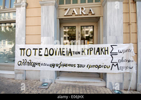 Athènes, Grèce. 04 mai, 2014. L'entrée de la Zara centre commercial dans le centre d'Athènes est considéré fermé avec une bannière qui appelle les gens à ne pas travailler le dimanche .Secrétaire Général du Syndicat des employés du secteur privé de la Grèce, Thanos, Vasilopoulos a dit que l'ouverture du dimanche ne serait pas nécessairement une augmentation de chiffre d'affaires, mais conduirait à aggraver les conditions de travail. Crédit : George/Panagakis PACIFIC PRESS/Alamy Live News Banque D'Images