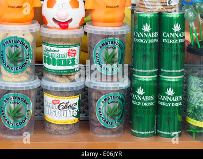 Cookies Biscuits et sodas de cannabis à Amsterdam Vitrine Banque D'Images