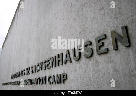 Oranienburg, Allemagne. 04 mai, 2014. Un panneau indique 'aux victimes du camp de concentration de Sachsenhausen" au cours de la cérémonie pour marquer le 69e anniversaire de la libération de Sachsenhausen et camps de concentration à Ravensbrueck Station Z en Oranienburg, Allemagne, le 04 mai 2014. Les élèves veulent transformer un ancien camp de prisonniers de guerre dans un mémorial. Le 69e anniversaire de la libération est célébrée le 04 mai 2014. Photo : DANIEL NAUPOLD/dpa/Alamy Live News Banque D'Images