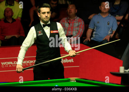 Sheffield, UK, 04 mai 2014. Mark Selby en action contre le champion Ronnie O'Sullivan en 2014 Dafabet World Snooker Championship Final, (1e meilleur de sessions 35 frames a joué sur 4 séances), Crucible Theatre, Sheffield, Yorkshire, Angleterre. Credit : Jimmy Whhittee/Alamy Live News Banque D'Images