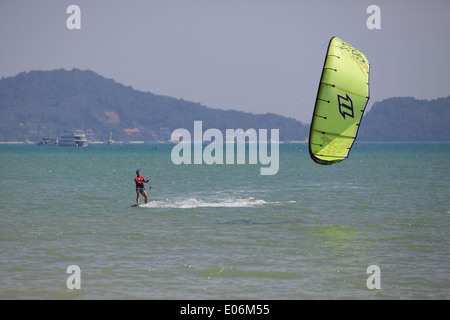 Le kite surf dans la baie de Chalong, Phuket, Thailand Banque D'Images