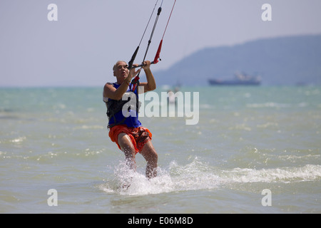 Le kite surf dans la baie de Chalong, Phuket, Thailand Banque D'Images