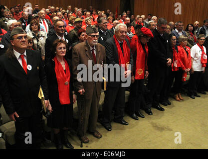 Belgrade, Serbie. 4 mai, 2014. Plusieurs centaines de personnes de six républiques de l'ex-Yougoslavie s'est levé au cours de l'anthems d'une cérémonie marquant le 34e anniversaire de la mort de la vie le président de la République fédérative socialiste de Yougoslavie Josip Broz Tito au Musée de l'histoire de la Yougoslavie, à Belgrade, en Serbie, le 4 mai 2014. Credit : Nemanja Cabric/Xinhua/Alamy Live News Banque D'Images