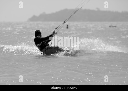 Le kite surf dans la baie de Chalong, Phuket, Thailand Banque D'Images