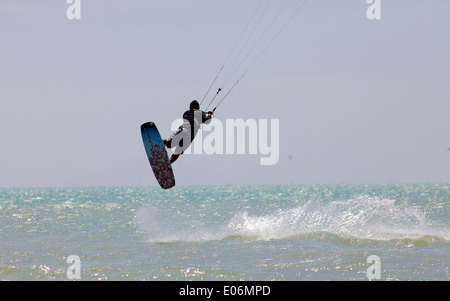 Le kite surf dans la baie de Chalong, Phuket, Thailand Banque D'Images