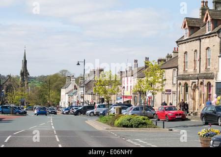 Vue vers le bas en direction de l'église méthodiste Galgate Barnard Castle Town Center North East England UK Banque D'Images