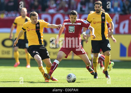 Kaiserslautern, Rheinland-Pfalz, Deutschland. 4 mai, 2014. Zlatko Dedic de Dresde bataille pour le bal avec Karim Matmour de Kaiserslautern au cours de la 2. Match de Bundesliga entre 1.FC Kaiserslautern et Dynamo Dresde au Fritz-Walter Stadion sur Mai 04, 2014, à Kaiserslautern, Allemagne. (Photo de Ulrich Roth) (Image Crédit : Crédit : Ulrich Roth/NurPhoto ZUMAPRESS.com/Alamy/Live News) Banque D'Images