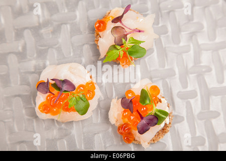 De l'Apéritif, poissons, oeufs de saumon et vert canapés d'herbes Banque D'Images