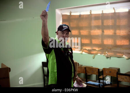 La ville de Panama, Panama. 4 mai, 2014. Le Président du Panama, Ricardo Martinelli jette son vote lors des élections générales dans la ville de Panama, capitale du Panama, le 4 mai 2014. Plus de deux millions de Panaméens se rendront aux urnes dimanche pour élire un nouveau président, vice-président et les législateurs pour la période 2014-2019. Credit : Mauricio Valenzuela/Xinhua/Alamy Live News Banque D'Images