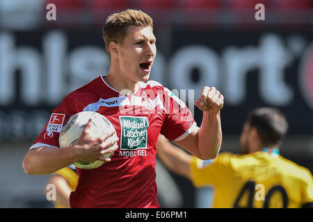 Kaiserslautern, Rheinland-Pfalz, Deutschland. 4 mai, 2014. Willi Orban de Kaiserslautern célébrer l'objectif 1:0 au cours de la 2. Match de Bundesliga entre 1.FC Kaiserslautern et Dynamo Dresde au Fritz-Walter Stadion sur Mai 04, 2014, à Kaiserslautern, Allemagne. (Photo de Ulrich Roth) (Image Crédit : Crédit : Ulrich Roth/NurPhoto ZUMAPRESS.com/Alamy/Live News) Banque D'Images