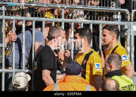 Kaiserslautern, Rheinland-Pfalz, Deutschland. 4 mai, 2014. Sebastian Schuppan de Dresde et Cristian Fiel de Dresde au cours de la 2. Match de Bundesliga entre 1.FC Kaiserslautern et Dynamo Dresde au Fritz-Walter Stadion sur Mai 04, 2014, à Kaiserslautern, Allemagne. (Photo de Ulrich Roth) (Image Crédit : Crédit : Ulrich Roth/NurPhoto ZUMAPRESS.com/Alamy/Live News) Banque D'Images