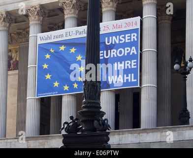 Entrée principale de parlement autrichien à Vienne avec grande bannière d'informations rappelant aux élections du Parlement européen de l'UE le 25 mai Banque D'Images