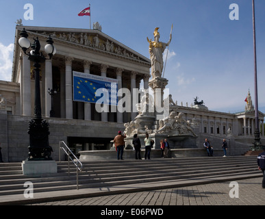 Entrée principale de parlement autrichien à Vienne avec grande bannière d'informations rappelant aux élections du Parlement européen de l'UE le 25 mai Banque D'Images