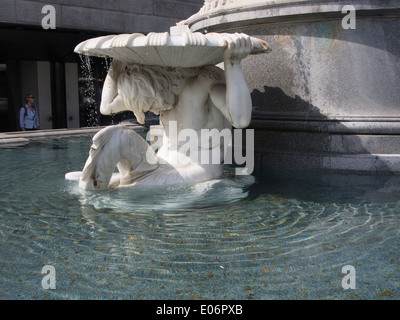 Détail de la fontaine à l'extérieur de Pallas Athéna le parlement autrichien à Vienne Banque D'Images