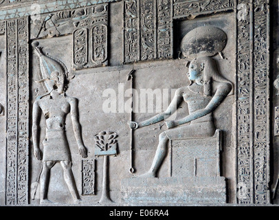 Egypte,Dendera temple ptolémaïque,de la déesse Hathor.Vue sur un mur avec des sculptures. Banque D'Images