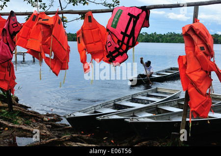 Bateaux à louer - Articial - Lac QUISTOCOCHA - Parc Zoologique à Iquitos. Département de Loreto .PÉROU Banque D'Images