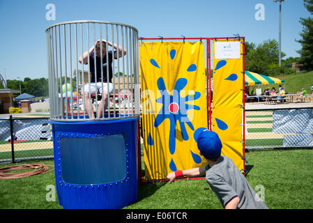 Knoxville, Tennessee, USA. 04 mai, 2014. Harrison Smith de la Minnesota Vikings Football dans la cuve d'immersion à l'Kids Helping Kids Fun à pied de Knoxville, Tennessee, USA le 4 mai 2014 Crédit : Marc Griffin/Alamy Live News Banque D'Images