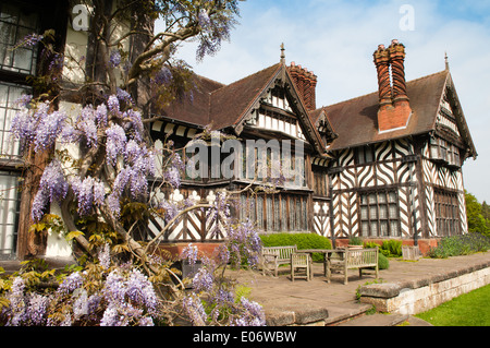 Avis du National Trust en propriété Wightwick Manor, à Wolverhampton, avec belle glycine en fleurs vers l'aile est Banque D'Images