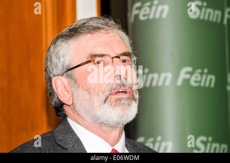 Belfast, Irlande du Nord. 4 mai 2014 - Gerry Adams tient une conférence de presse, à moins d'une heure après sa sortie de l'interrogatoire. PSNI Crédit : Stephen Barnes/Alamy Live News Banque D'Images