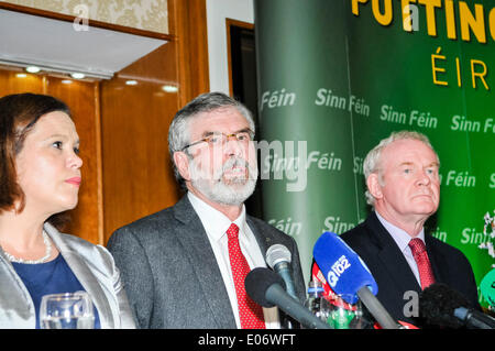 Belfast, Irlande du Nord. 4 mai 2014 - Gerry Adams tient une conférence de presse, à moins d'une heure après sa sortie de l'interrogatoire. PSNI Crédit : Stephen Barnes/Alamy Live News Banque D'Images