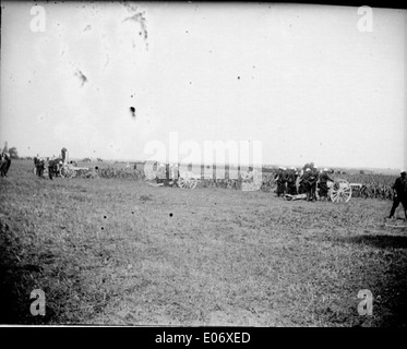 Manoeuvres militaires dans un pré, mise en place des canons, Excideuil, 1901 Banque D'Images