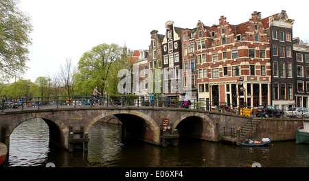 Bridge et Old Dutch maisons à pignons où Prinsengracht canal Brouwersgracht se réunit à Amsterdam, Jordaan, Pays-Bas Banque D'Images