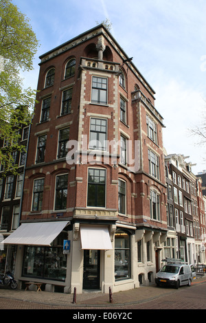 Ancien édifice au coin de Leliegracht et canal Herengracht à Amsterdam Banque D'Images