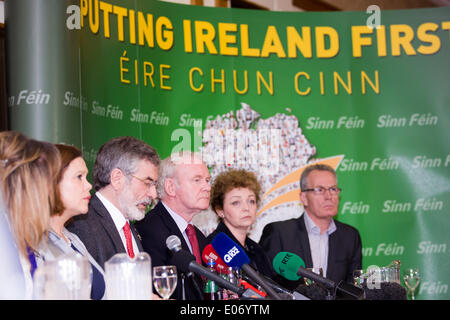 Balmoral Hotel, Belfast, Irlande du Nord, Royaume-Uni. 4e mai 2014. Le Sinn Fein tiendra une conférence de presse après Gerry Adams est libéré après 4 jours de détention sans inculpation dans le cadre de l'adhésion de l'IRA et la mort de Jean McConville en 1972 L-R Martina Anderson, député européen ,Mary-Lou McDonald,TD TD Gerry Adams, Martin McGuinness, vice-premier ministre, Carál Chuilín Ní et Gerry Kelly DEPUTÉ Crédit : Bonzo/Alamy Live News Banque D'Images