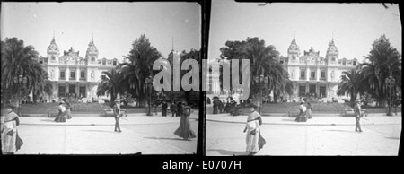 Une photographie du Casino de Monte-Carlo en avril 1905. Le casino emblématique, situé à Monaco, est connu pour son architecture luxueuse et son rôle dans la haute société et la culture du divertissement de la ville. Banque D'Images