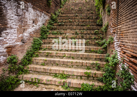 Un ancien escalier romain situé dans le théâtre romain de Benevento, Italie Banque D'Images