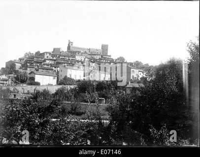 Cette photographie historique montre le village de Vernet, vu du parc, prise en août 1899. L’image offre un aperçu du paysage rural et de l’architecture de l’époque, conservés dans les archives de la Bibliothèque de Toulouse. Banque D'Images