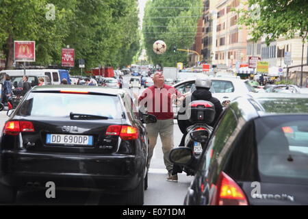 Rome Italie. 3e mai 2014. Artiste de rue football faire astuces aux feux de circulation à Rome en Italie. © Gari Wyn Williams / Alam Banque D'Images