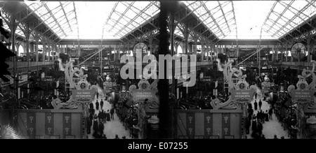 Cette image capture une exposition historique à l'exposition universelle du XIXe siècle à Paris. L’événement a présenté des innovations et des réalisations dans divers domaines, hébergés dans de grands palais et pavillons. Cette scène particulière est associée à la participation de la Bibliothèque de Toulouse, présentant ses contributions à l'échange culturel lors de l'exposition. Banque D'Images