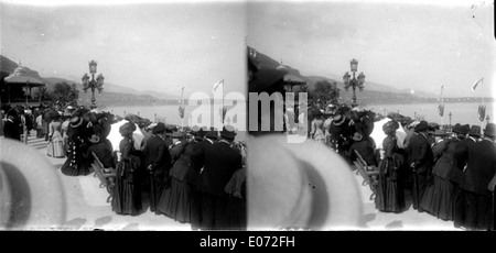 Cette photographie du début du XXe siècle montre une foule animée sur la terrasse surplombant la mer à Monte-Carlo, capturant la vie sociale vibrante de l'époque. L'image date d'environ 1905, partie de la collection à la Bibliothèque de Toulouse. Banque D'Images