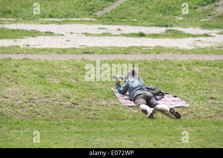 Rome, Italie. 4e mai 2014. Les personnes bénéficiant de la météo printanière à l'ancienne Cirque Maximus site dans le centre de Rome en Italie. Credit : Gari Wyn Williams / Alamy Live News Banque D'Images