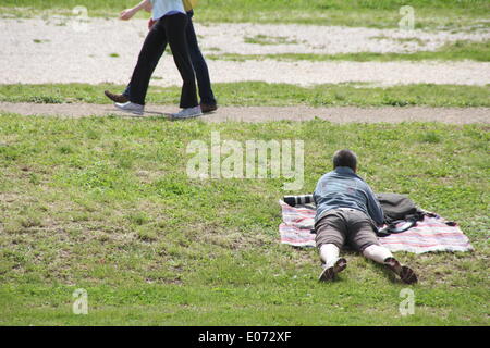 Rome, Italie. 4e mai 2014. Les personnes bénéficiant de la météo printanière à l'ancienne Cirque Maximus site dans le centre de Rome en Italie. Credit : Gari Wyn Williams / Alamy Live News Banque D'Images