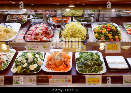 Des salades sur l'affichage dans un supermarché. Tokyo, Japon. Banque D'Images