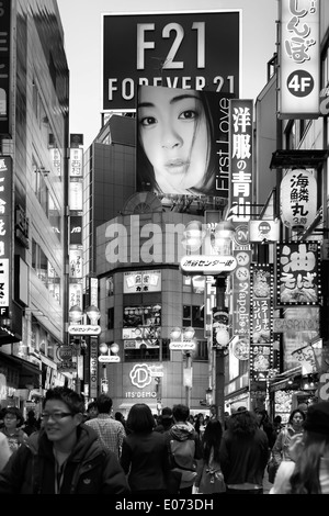 Les gens dans les rues de Shibuya dans la soirée. Tokyo, Japon. Noir et blanc. Banque D'Images