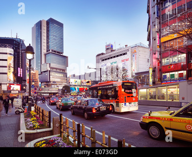 Des taxis à Tokyo près de la station Shibuya intersection. Tokyo, Japon. Banque D'Images