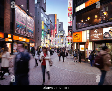 Les gens dans les rues de Shibuya, Tokyo, Japon Banque D'Images