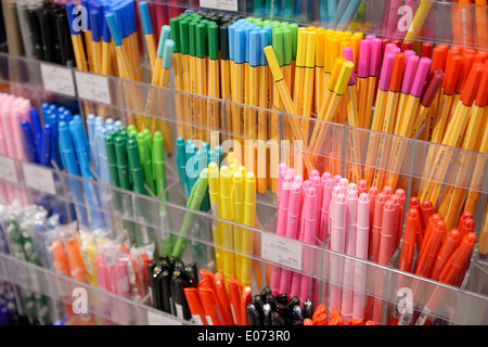 Les stylos colorés sur l'écran dans un magasin, abstract background Banque D'Images